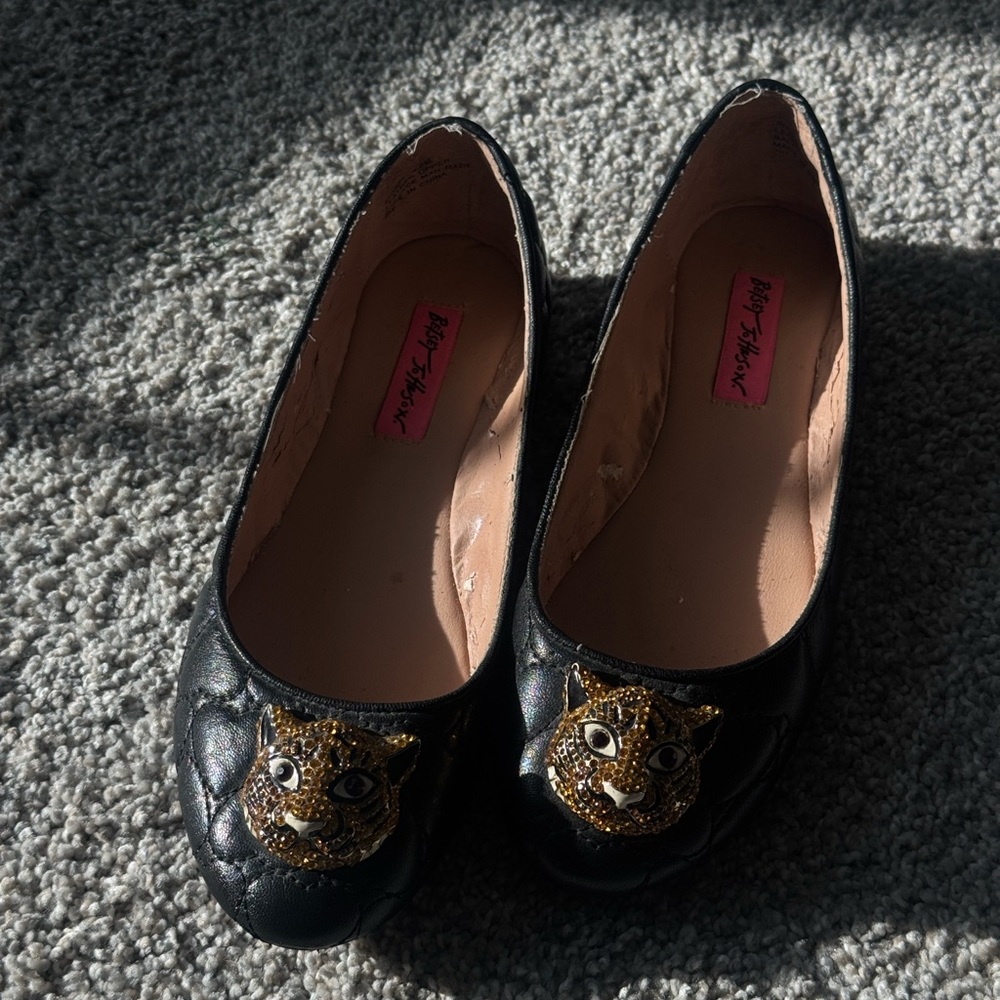 Black leather vintage tiger flats